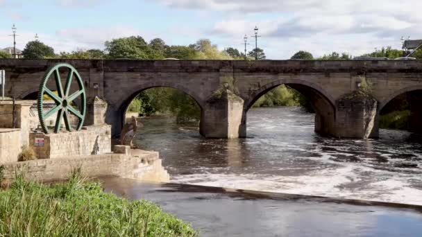 Piękny Stary Most Przechodzący Przez Rzekę Wharfe Brytyjskim Mieście Wetherby — Wideo stockowe