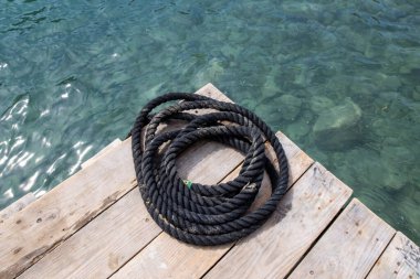 İspanya 'da bir tekne limanında siyah ipler sarılmış.