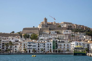 Güzel İbiza adası sahildeki evleri ve daireleri gösteriyor.