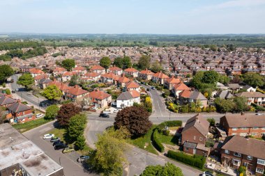 İngiltere 'nin kuzeyindeki Harrogate, North Yorkshire şehrinin insansız hava aracı fotoğrafı yaz mevsiminde yukarıdan yerleşim yerlerini ve sıra sıra evleri gösteriyor.