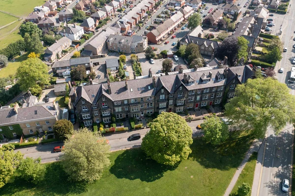 İngiltere 'nin kuzeyindeki Harrogate, North Yorkshire şehrinin insansız hava aracı fotoğrafı yaz mevsiminde yukarıdan yerleşim yerlerini ve sıra sıra evleri gösteriyor.