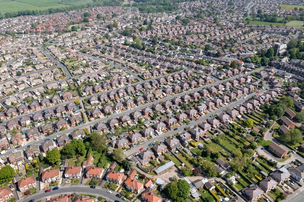 İngiltere 'nin kuzeyindeki Harrogate, North Yorkshire şehrinin insansız hava aracı fotoğrafı yaz mevsiminde yukarıdan yerleşim yerlerini ve sıra sıra evleri gösteriyor.