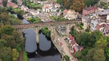 Kuzey Yorkshire 'daki güzel Knaresborough köyünün hava aracı görüntüleri ünlü Knaresborough Viaduct ve tren raylarını ve Nidd Nehri' ni gösteriyor.