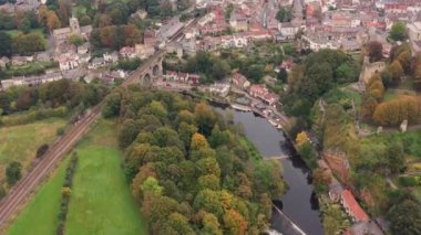 Kuzey Yorkshire 'daki güzel Knaresborough köyünün hava aracı görüntüleri ünlü Knaresborough Viaduct ve tren raylarını ve Nidd Nehri' ni gösteriyor.