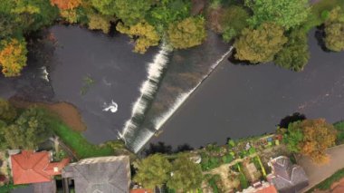 Kuzey Yorkshire 'daki güzel Knaresborough köyünün hava aracı görüntülerinde Nidd nehrinin nehir kıyısında evleri olan iki küçük suyu olduğu görülüyor.