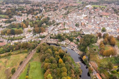 Kuzey Yorkshire 'daki güzel Knaresborough köyünün hava aracı fotoğrafı ünlü Knaresborough Viaduct ve tren raylarını ve Nidd Nehri' ni gösteriyor.