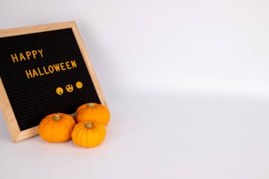 Üç Cadılar Bayramı balkabağı ve uçak arka planında 