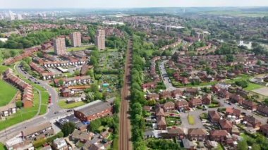 İngiltere 'nin batısında Leeds, West Yorkshire' da bir bölge olan Bramley kasabasının insansız hava aracı görüntüleri konutları, apartmanları ve tren rayları olan apartmanları gösteriyor.