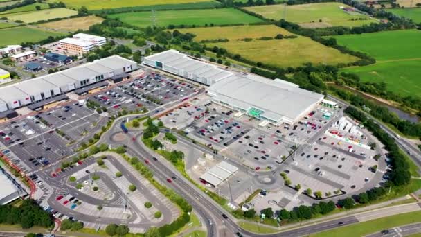 2021年7月21日 英国亨廷顿市袋鼠购物公园的无人驾驶飞机镜头 显示了阿斯达超市和圣斯伯里超市以及从上方的繁忙停车场 — 图库视频影像