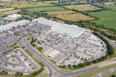 York UK, 21 Temmuz 2021: İngiltere 'nin Huntington kentindeki Vangarde Alışveriş Parkı' nın hava aracı fotoğrafı büyük Asda süpermarketini ve yukarıdaki kalabalık otoparkları gösteriyor