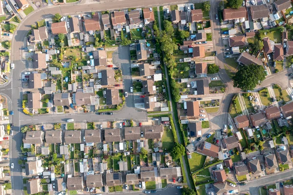 İngiltere 'nin Huntington şehrinin hava aracıyla çekilmiş fotoğrafı güneşli bir yaz gününde İngiliz konutlarının yerleşim yerlerini ve kasabadaki yarı müstakil bungalovları gösteriyor.