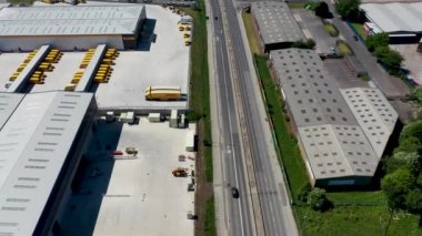 Leeds UK, 30 Mayıs 2021: Leeds City Centre 'daki DHL tasnif istasyonunun hava görüntüleri, İngiltere' deki büyük parsel ve posta sıralama merkezinde kamyon ve minibüsleri gösteriyor