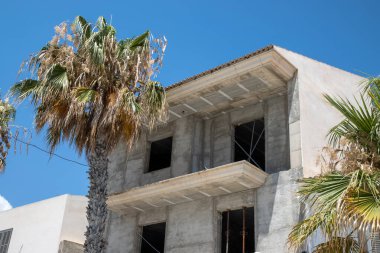 Arazide ve pencerelerde inşaat iskelesi olan tipik bir İspanyol evi.