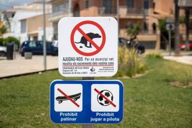 Mayorka, İspanya, 27 Temmuz 2021: Köpeklerin çimlere faul yapmaması ve İspanya 'nın güzel Mayorka adasında kaykay ya da futbol oynanmadığını gösteren bir işaret