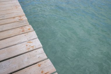 Okyanusu aşan bir iskeleden ahşap tahtalar ya da yüzme havuzu.