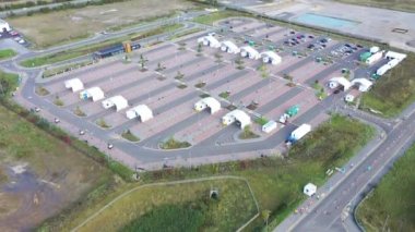 Leeds West Yorkshire 'daki Covid-19 test alanının hava görüntüleri otopark tesislerini koronavirüs test çadırlarıyla gösteriyor.
