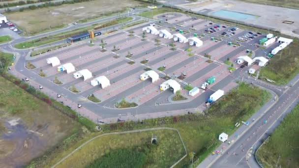 利兹西约克郡Covid 19开车通过试验场的空中录像显示停车场的测试设施和验尸帐篷 — 图库视频影像