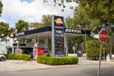 Mayorka, İspanya, 27 Temmuz 2021: İspanya 'nın güzel Mayorka adasında çekilen tipik bir İspanyol benzin istasyonu Repsol dolum istasyonunu gösteriyor