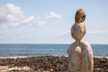 İspanya 'nın Mayorka adasındaki güzel sahil cephesinde Ca' n Picafort kasabasındaki Platja de Son Serra de Marina olarak bilinen plajda kaya heykelleri görülüyor.
