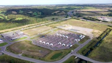Leeds West Yorkshire 'daki Covid-19 test alanının hava görüntüleri otopark tesislerini koronavirüs test çadırlarıyla gösteriyor.