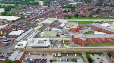 İngiltere 'nin Batı Yorkshire kentindeki Wakefield şehir merkezinin hava görüntüleri Majestelerinin cezaevinin ana binasını ve duvarlarını gösteriyor.