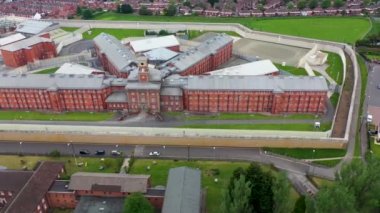 İngiltere 'nin Batı Yorkshire kentindeki Wakefield şehir merkezinin hava aracı görüntüleri Majestelerinin cezaevinin ana binasını ve duvarlarını gösteriyor.
