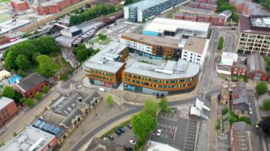 İngiltere 'nin Batı Yorkshire kentindeki Wakefield şehir merkezinin hava aracı görüntüleri yaz mevsiminde şehir merkezini yukarıdan gösteriyor..