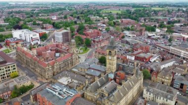 İngiltere 'nin Batı Yorkshire kentindeki Wakefield şehir merkezinin hava aracı görüntüleri Town Hall saat kulesini ve yaz mevsiminde şehir merkezini gösteriyor..