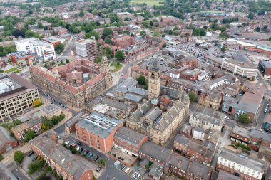 İngiltere 'nin Batı Yorkshire kentindeki Wakefield şehir merkezinin insansız hava aracı fotoğrafı yaz mevsiminde şehir merkezini yukarıdan gösteriyor..