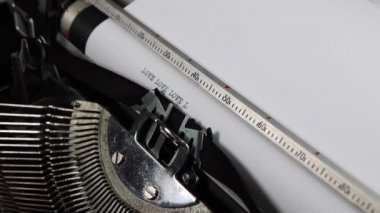 Eski moda bir daktilo. Aşk kelimesini defalarca heceleyen eski moda aşk mektubu, roman ya da düğün kavramı.