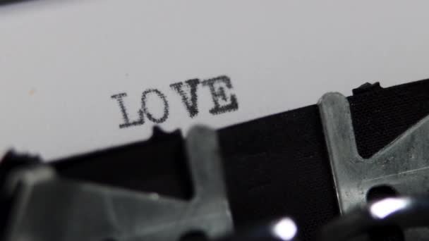 Старомодная Винтажная Пишущая Машинка Словом Любовь Старомодным Любовным Письмом Концепцией — стоковое видео