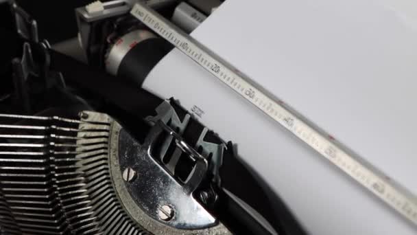 Egy régimódi vintage írógép, ami többször leírja a szex szót, régimódi szerelmes levél vagy romantikus történet regény koncepció