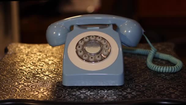 Vieux Téléphone Sur Fond Table Métal Avec Homme Décrochant Téléphone — Video