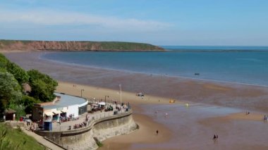 İngiltere 'nin Kuzey Yorkshire' daki deniz kenti Filey 'de çekilen görüntülerde, İngiliz sahil sahilinde insanlar yaz mevsiminde plajda dinleniyor ve eğleniyorlardı.