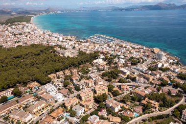İspanya 'nın Mayorka adasındaki sahil cephesinin insansız hava aracı fotoğrafı güneşli bir yaz gününde yukarıdan Can Picafort köyündeki sahil cephesini gösteriyordu.
