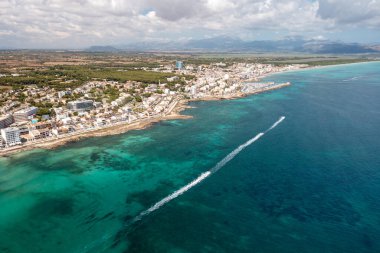 İspanya 'nın Mayorka adasındaki sahil cephesinin insansız hava aracı fotoğrafı güneşli bir yaz gününde yukarıdan Can Picafort köyündeki sahil cephesini gösteriyordu.