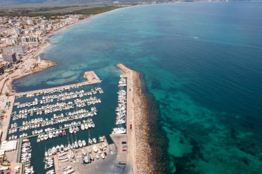 İspanya 'nın Mayorka adasındaki sahil cephesinin insansız hava aracı fotoğrafı güneşli bir yaz gününde yukarıdan Can Picafort köyündeki sahil cephesini gösteriyordu.