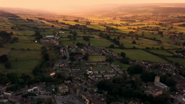 Imágenes Aéreas Atardecer Hermoso Pueblo Middleham Leyburn North Yorkshire Reino — Vídeo de stock