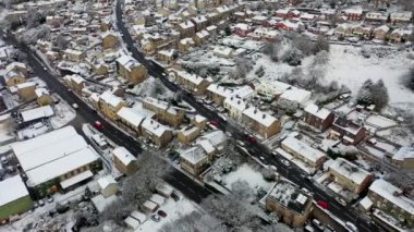 İngiltere 'nin Kirklees kentindeki İngiltere' nin Mirfield kentinin karlı bir gününde çekilen görüntülerde, karla kaplı çatıları olan konut ve evler ve evler gösteriliyor.