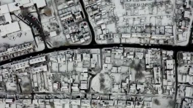 İngiltere, Kirklees, Batı Yorkshire 'daki İngiltere' nin karlı bir gününde karlı bir günde, karla kaplı çatıları olan konut evleri gösteriliyor.