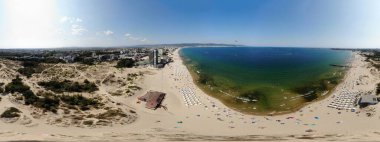 Bulgaristan 'ın Sunny Beach plajındaki sahil manzarası 360 derece tam küre Panoramik fotoğraf görüntüsü. Kıyı şeridi, altın kumlu plajlar ve okyanus manzarasını gösteriyor..