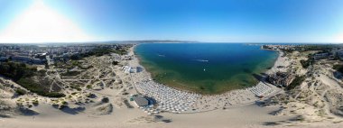 Bulgaristan 'ın Sunny Beach plajındaki sahil manzarası 360 derece tam küre Panoramik fotoğraf görüntüsü. Kıyı şeridi, altın kumlu plajlar ve okyanus manzarasını gösteriyor..