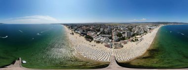 Bulgaristan 'ın Sunny Beach plajındaki sahil manzarası 360 derece tam küre Panoramik fotoğraf görüntüsü. Kıyı şeridi, altın kumlu plajlar ve okyanus manzarasını gösteriyor..