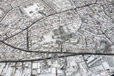 İngiltere, Kirklees, Batı Yorkshire 'daki İngiltere' nin karlı bir gününde, karla kaplı çatıları olan konut evlerini gösteren havadan çekilmiş bir fotoğraf.