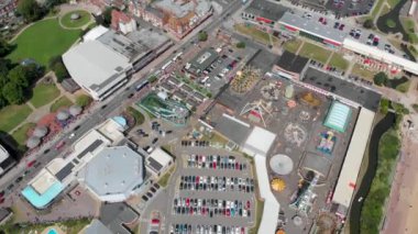 İngiltere 'nin Doğu Lindsey bölgesindeki Skegness sahil kasabasının hava görüntülerinde lunapark gösteriliyor ve tatilciler sahilde eğleniyor..