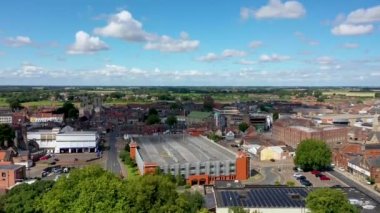 İngiltere 'nin Norfolk kentindeki bir liman ve pazar kasabası olan King' s Lynn 'in hava görüntüleri güneşli bir yaz gününde Great Ouse nehrinin kıyısındaki ana kasaba merkezini bulutlarla gösteriyor.