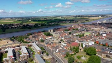İngiltere 'nin Norfolk kentindeki bir liman ve pazar kasabası olan King' s Lynn 'in hava görüntüleri güneşli bir yaz gününde Great Ouse nehrinin kıyısındaki ana kasaba merkezini bulutlarla gösteriyor.