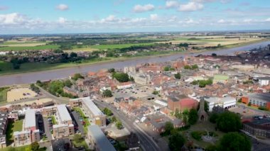 İngiltere 'nin Norfolk kentindeki bir liman ve pazar kasabası olan King' s Lynn 'in hava görüntüleri güneşli bir yaz gününde Great Ouse nehrinin kıyısındaki ana kasaba merkezini bulutlarla gösteriyor.