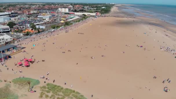 イギリスのリンカーンシャー州のイーストリンジー地区にある英国の海辺の町Skegnessの空中映像は 英国で休暇中にビーチで休暇を過ごしている休日のメーカーを示しています — ストック動画