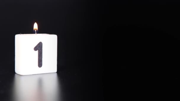 Eine Quadratische Kerze Mit Der Zahl Die Auf Dunkelschwarzem Hintergrund — Stockvideo